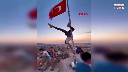 ¡Por hacer Pole dance! Turista podría ir a prisión por “falta de respeto” a bandera de Turquía (Video)