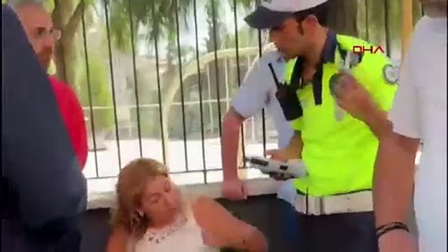 Servisten yeni çıkan otomobilini park ederken, 5 otomobile çarptı
