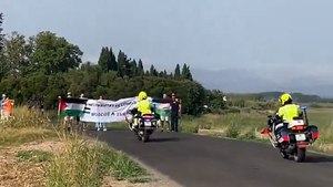 Una protesta a favor de Palestina frena al equipo Israel... ¡en plena crono!