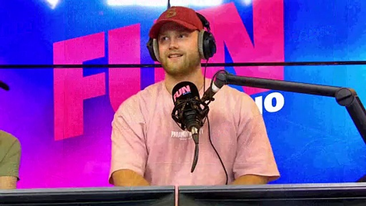 Fou rire : Scott nous raconte qu’il a des objets durs cachés dans son lit