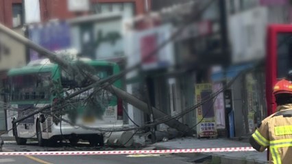 김포에서 시내버스가 전봇대 들이받아...121세대 정전 / YTN
