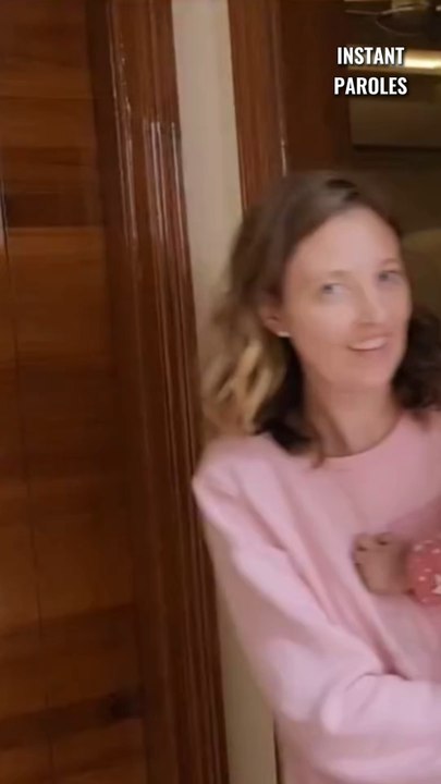 Ces trois sœurs rencontrent leur nouvelle sœur pour la première fois suite à son adoption