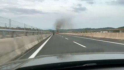 Macchina in fiamme: paura sull'autostrada A12 a Collesalvetti