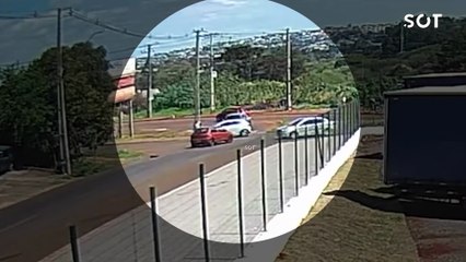 Palio é incendiado após acidente e fica completamente destruído no Jardim Veneza em Cascavel