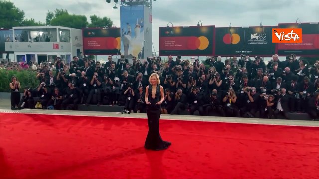 Venezia 82, Cate Blanchett sensualissima in total black sul red carpet della Mostra del Cinema