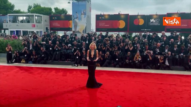 Venezia 82, Cate Blanchett sensualissima in total black sul red carpet della Mostra del Cinema