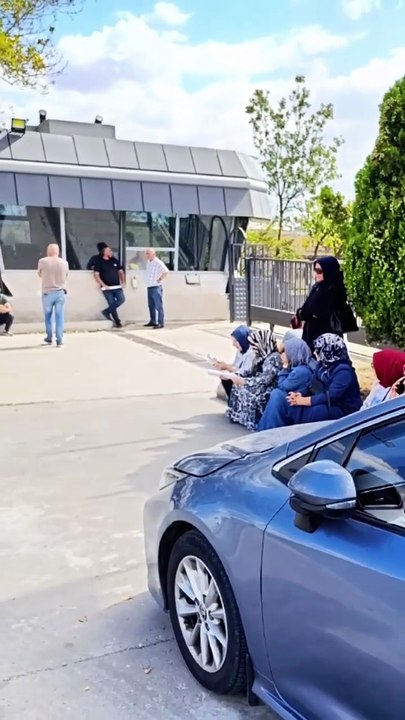 Crossjeans şıkmakas  işçilerin haklarına çöktüğü için toplanıyoruz.