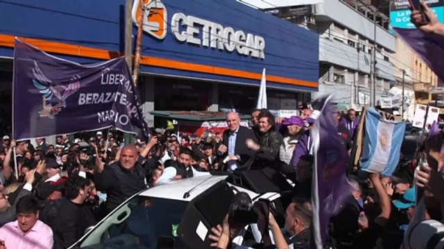 Lanzan piedras a Milei en acto de campaña en Argentina