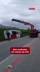 Motorista perde o controle de ônibus e acerta barranco