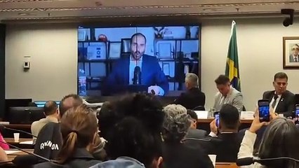 Eduardo Bolsonaro reaparece em sessão