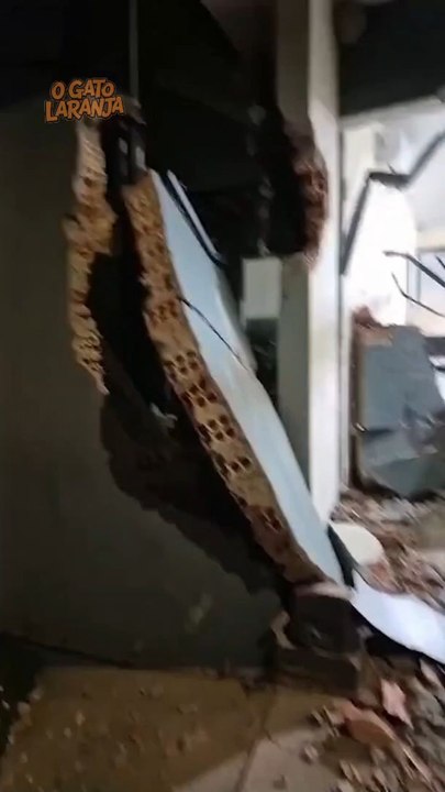 Homem quebra cartório com retroescavadeira por demora no divórcio