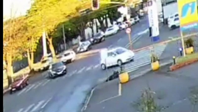 Vídeo mostra acidente entre moto e carro na Minas Gerais em Apucarana