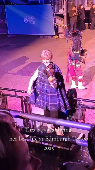This lady was living her best life at Edinburgh Tattoo 2025 💙🏴