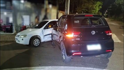 Forte colisão entre Fox e Celta envolve mãe e filha de 4 anos no Brasmadeira