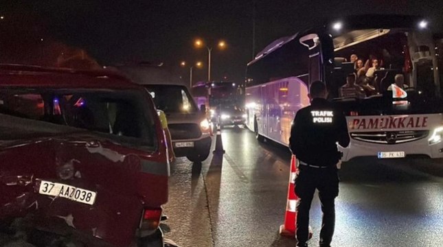 Sultanbeyli'de iki minibüs çarpıştı
