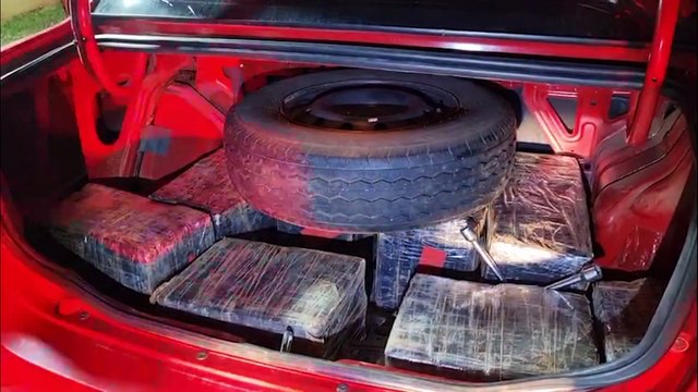 BPFron intercepta Siena com 350 kg de maconha, adulterado e com dispositivo de fumaça na BR-277; jovem é preso em flagrante