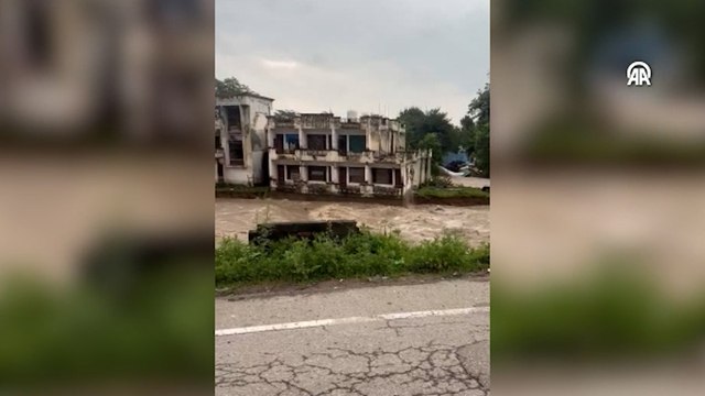 Nehir kenarındaki binanın tahliye sırasında yıkılması kameralara yansıdı