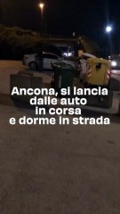 Ancona, si lancia dalle auto in corsa e dorme in strada: il video