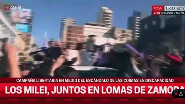 Argentine: Le président Javier Milei cible de projectiles divers, pierres ou bouteilles, lancés par des manifestants mécontents - Il a été exfiltré par ses services de sécurité - VIDEO