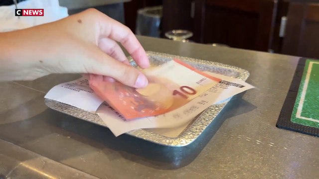 Les pourboires dans les cafés de plus en plus rares