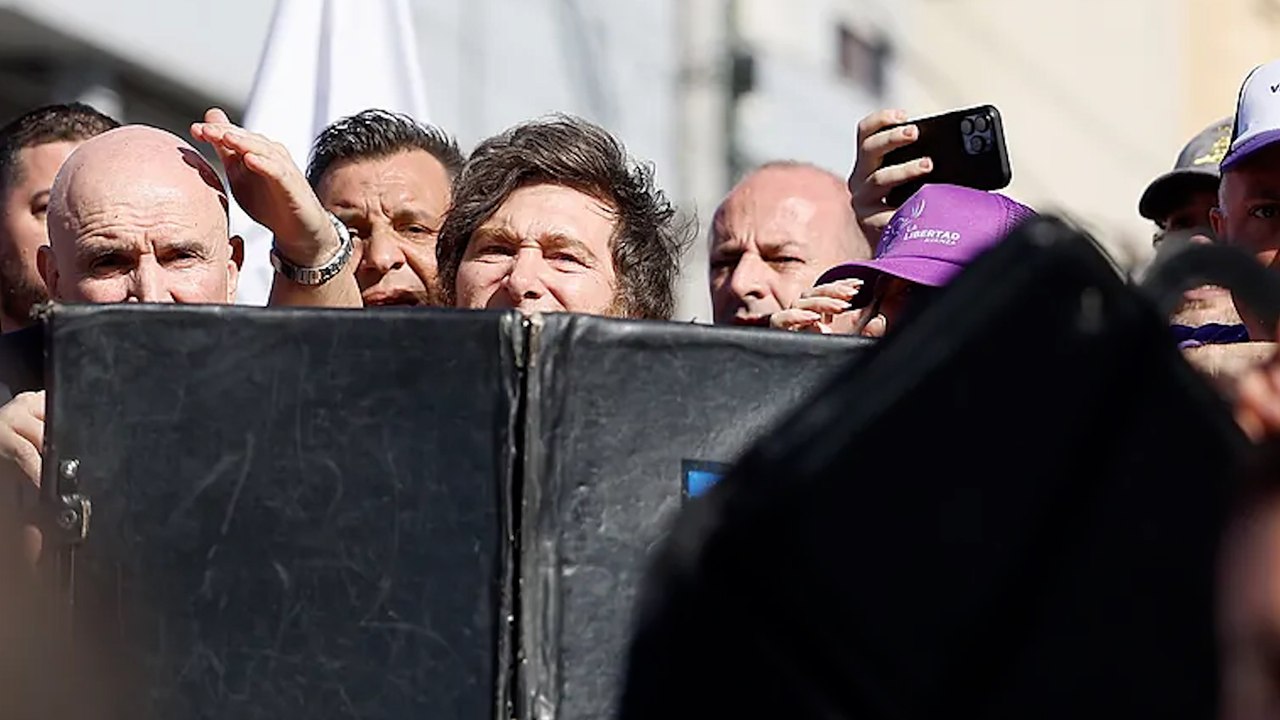 Milei es atacado en un bastión peronista de Buenos Aires en medio de un escándalo por corrupción
