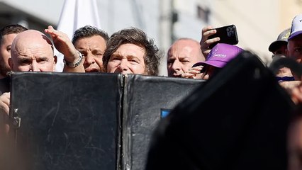 Milei es atacado en un bastión peronista de Buenos Aires en medio de un escándalo por corrupción