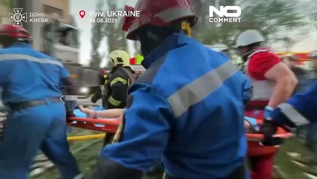 Soccorritori cercano tra le macerie dopo attacchi mortali di missili e droni a Kiev