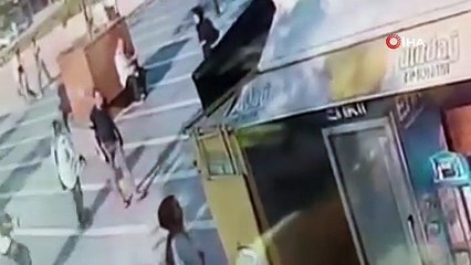 Bursa\'da film gibi olay: Bıçakla geldi tek yumrukta yere serdi...
