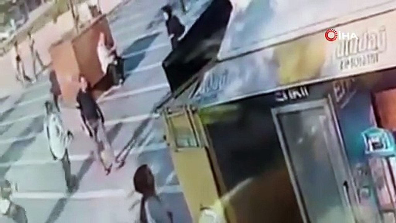 Bursa\'da film gibi olay: Bıçakla geldi tek yumrukta yere serdi...