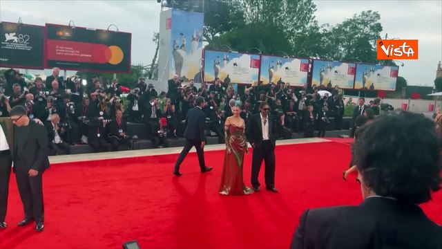 Venezia 82, Rose Villain sfila sul red carpet della Mostra con abito metallico e cresta punk