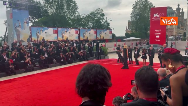 Venezia 82, Cate Blanchett sul red carpet della Mostra in total black con scollatura gioiello