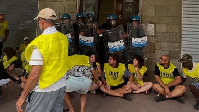 Bologna, la polizia sgombera il presidio antisfratto in via Cherubini