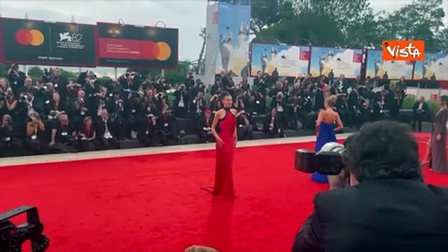 Venezia 82, Paola Turani sfila in rosso sul red carpet della Mostra del Cinema