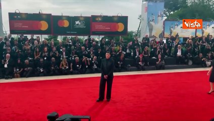 Venezia 82, Charlotte Wells sfila sul red carpet con un completo maschile total black