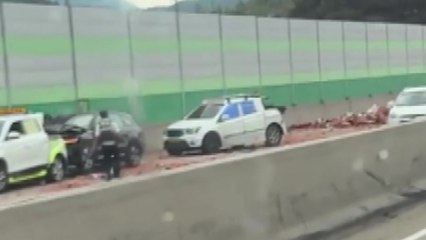 화물차 중앙분리대 추돌...당근 쏟아지면서 2차 사고 / YTN