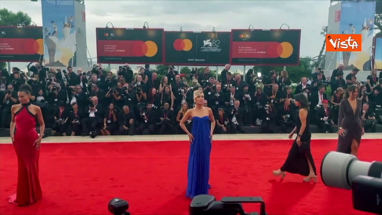 Venezia 82, Ludovica Frasca sfila sul red carpet della Mostra del Cinema con un abito blu elettrico