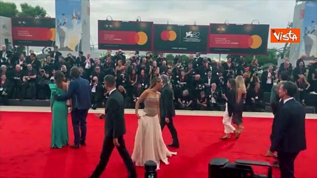 Venezia 82, Beatrice Valli elegantissima sfila sul red carpet della Mostra col marito Marco Fantini