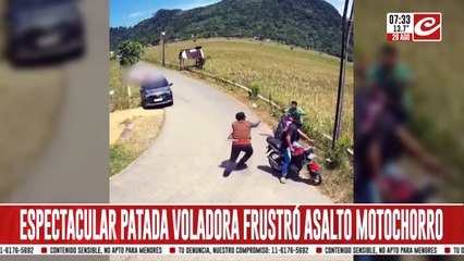 Evitó un robo aplicando tremenda patada voladora