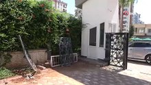 Site girişinde feci kaza! Fren yerine gaza bastı, komşusunu yaraladı
