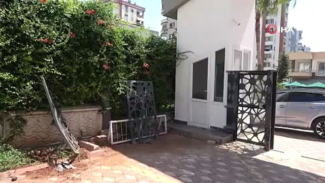 Site girişinde feci kaza! Fren yerine gaza bastı, komşusunu yaraladı