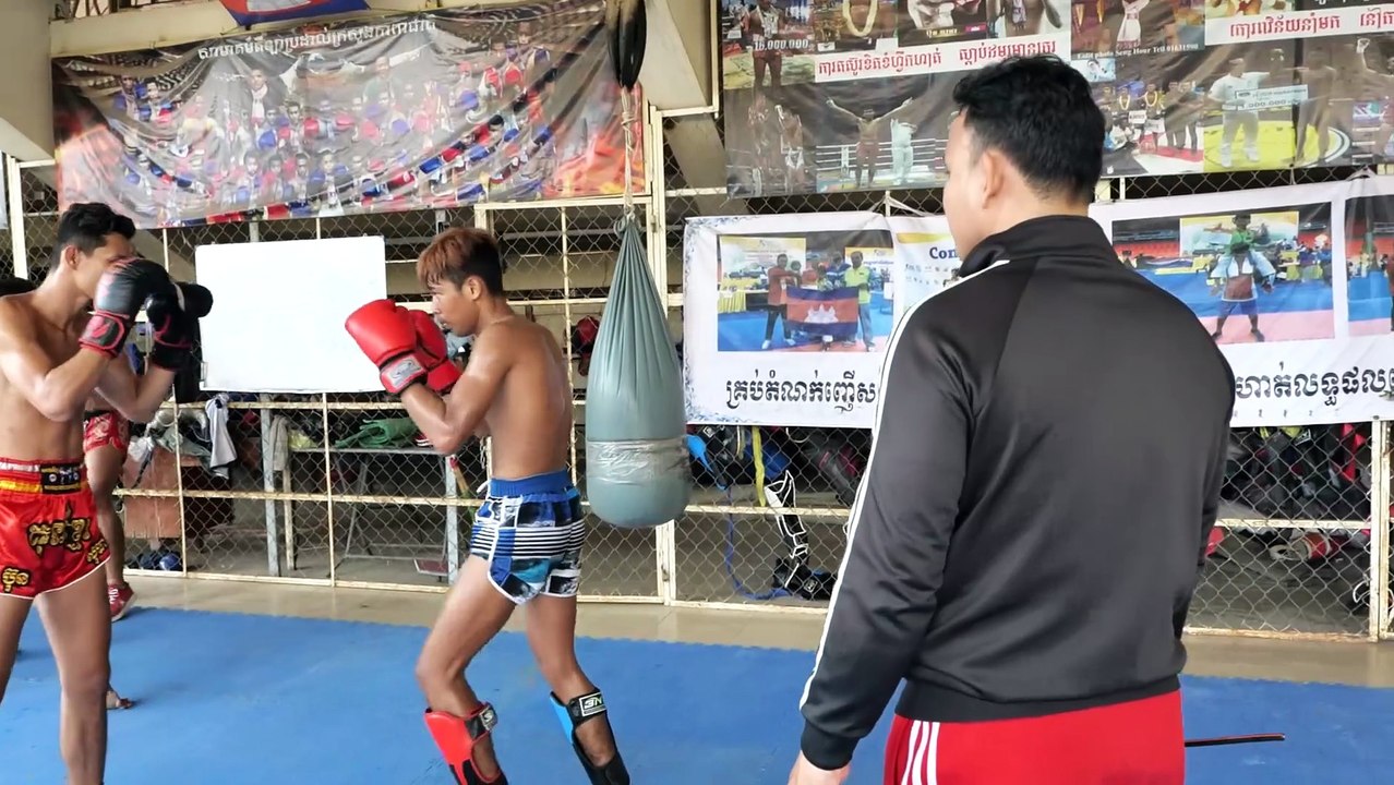 ការបង្ហាញពីបច្ចេកទេសទាត់ឆក់សន្ធប់ទៅលើដៃគូ ពីអតីតជើងខ្លាំងគុនខ្មែរលោក ធន់ សុភា