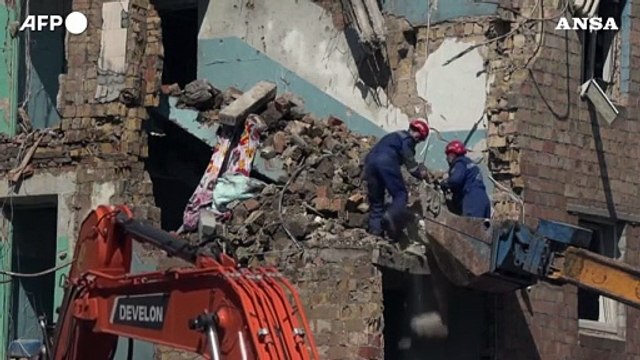 Kiev, i soccorritori cercano sopravvissuti e vittime degli attacchi russi