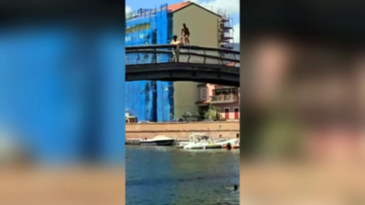 Estate cafona a Bosa: turiste si buttano dal Ponte della Pace nel Temo