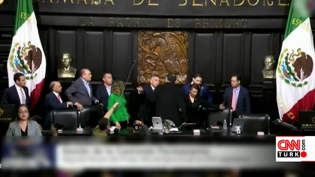 Meksika Senatosu'nda yumruklar konuştu: İktidar ve muhalefet vekilleri birbirine girdi