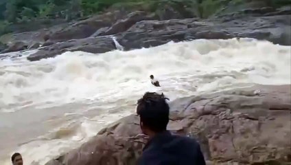 Un YouTuber fue arrastrado por las fuertes aguas de la cascada