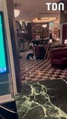 À Monaco, un homme se met à prier au milieu d’un café sous les yeux impuissants du responsable 