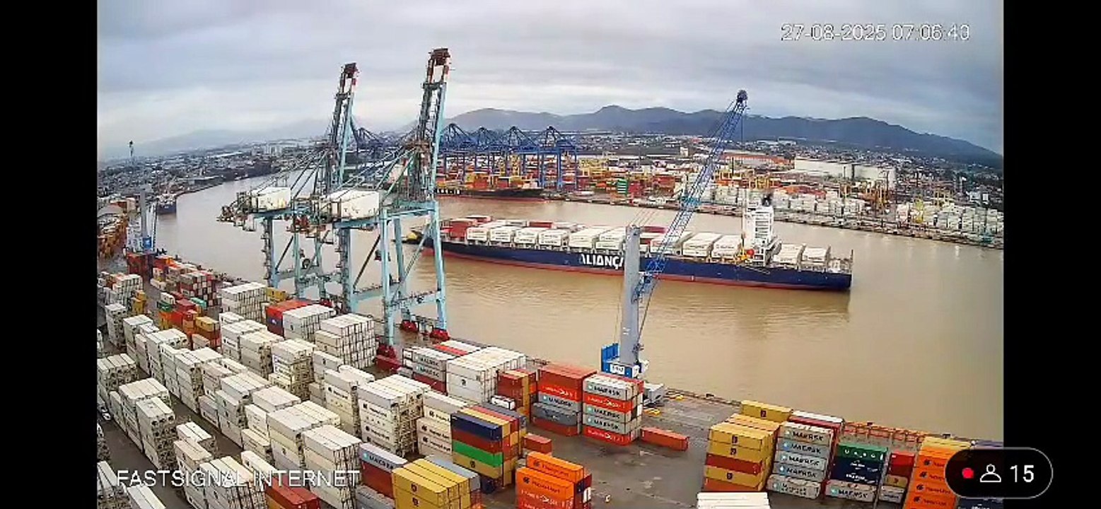 Cabos se rompem, deixam navio à deriva e provocam operação emergencial em Itajaí