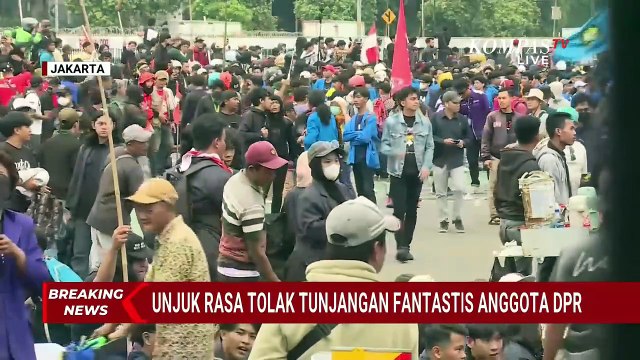 Demo di DPR Ricuh! Mahasiswa Lempar Bambu Runcing ke Halaman Gedung DPR