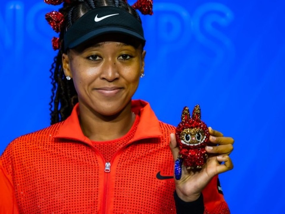 Tennisstar naomi osaka: glitzer-labubu stiehlt ihr die show
