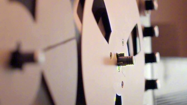 Bir meyhane köşesinde sarhoşum